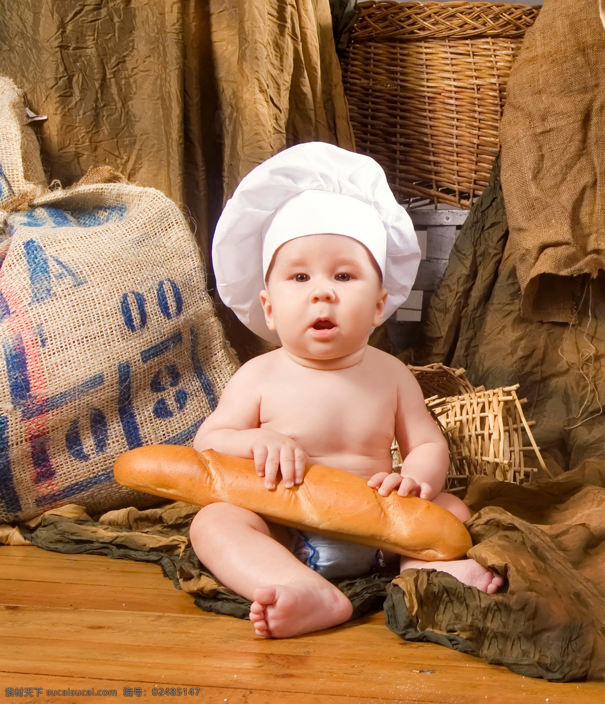 戴 厨师 帽 面包 外国 宝宝 外国宝宝 木板 厨师帽 麻袋 人物摄影 宝宝图片 人物图片