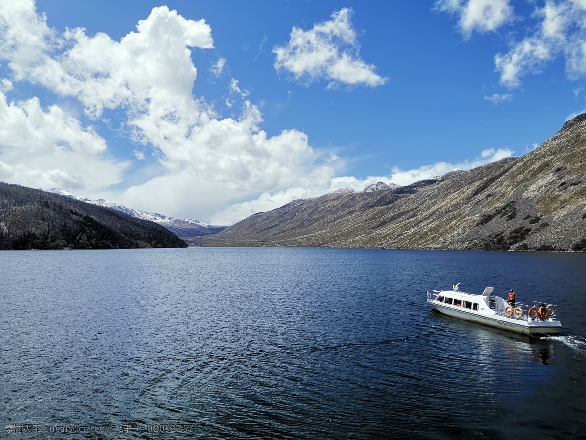 木格措 湖水 湖泊 山峰 蓝天 白云 小船 旅游摄影 国内旅游
