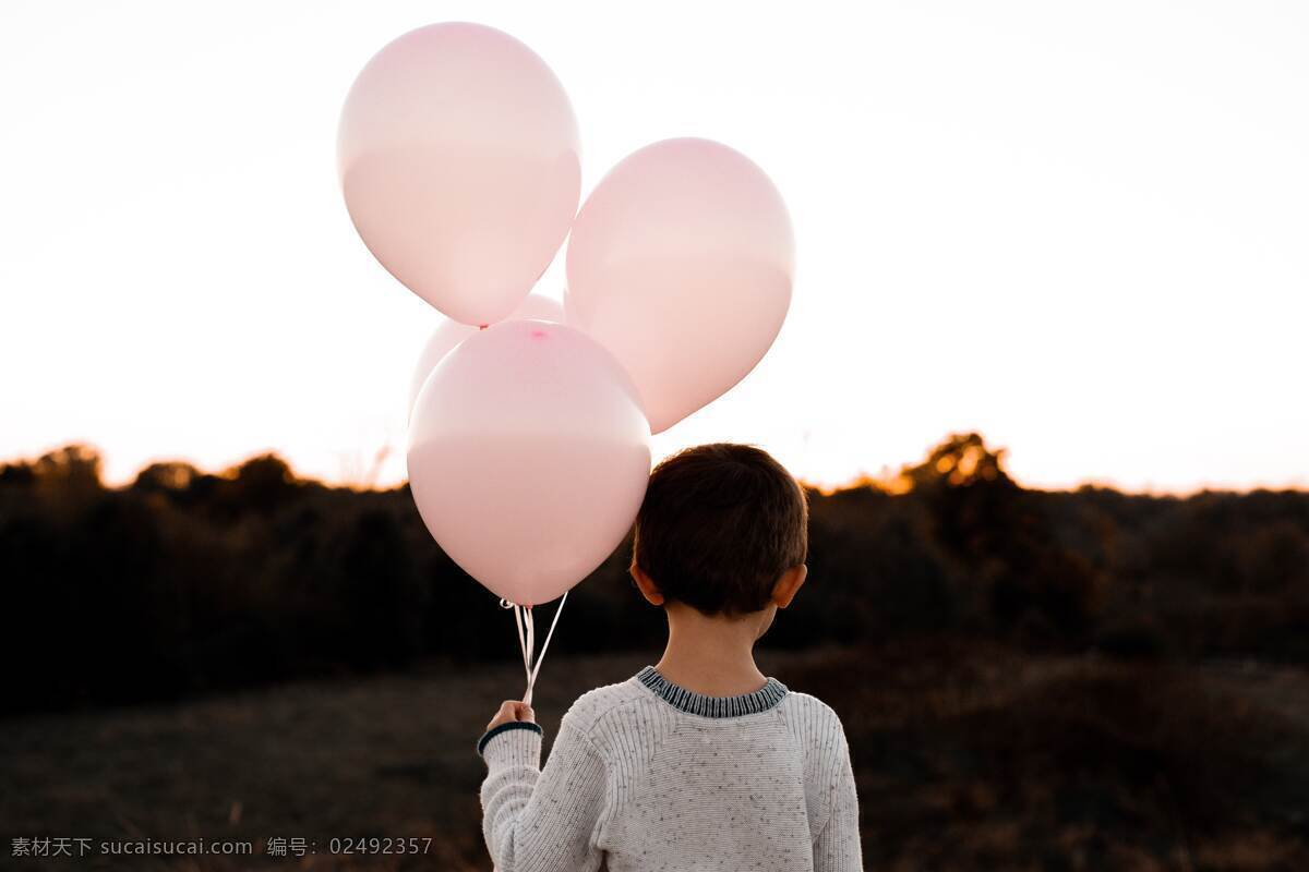 天空 蓝天 晴天 白云 小孩 男孩 儿童 日落 日出 背影 拍照 照片 拍摄 气球造型 氢气球 派对 庆祝 生活百科 娱乐休闲