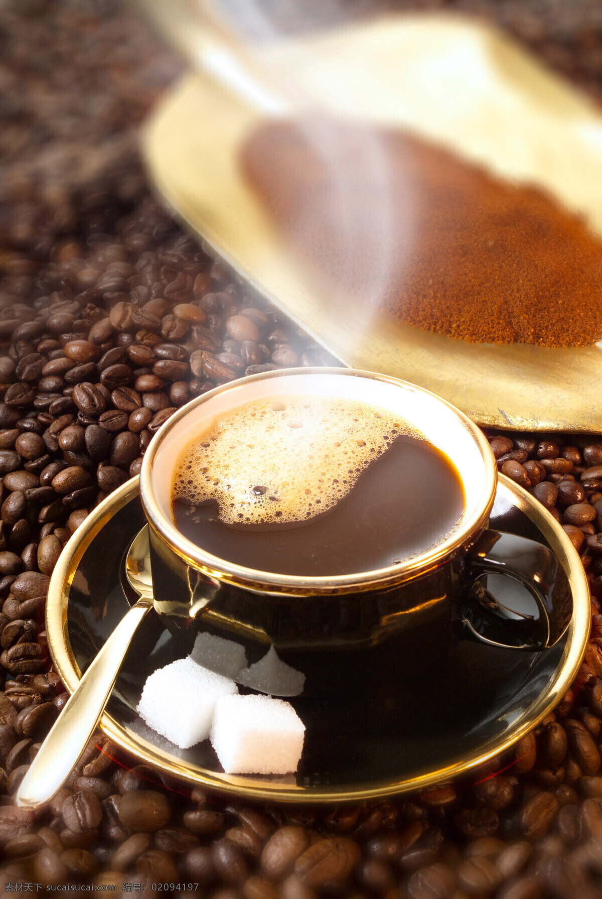 咖啡豆 上 一杯 热 咖啡 coffee 原料 掀 咖啡渣 碎渣 咖啡杯 托盘 一杯咖啡 冲咖啡 热咖啡 糖块 勺子 高清图片 咖啡图片 餐饮美食
