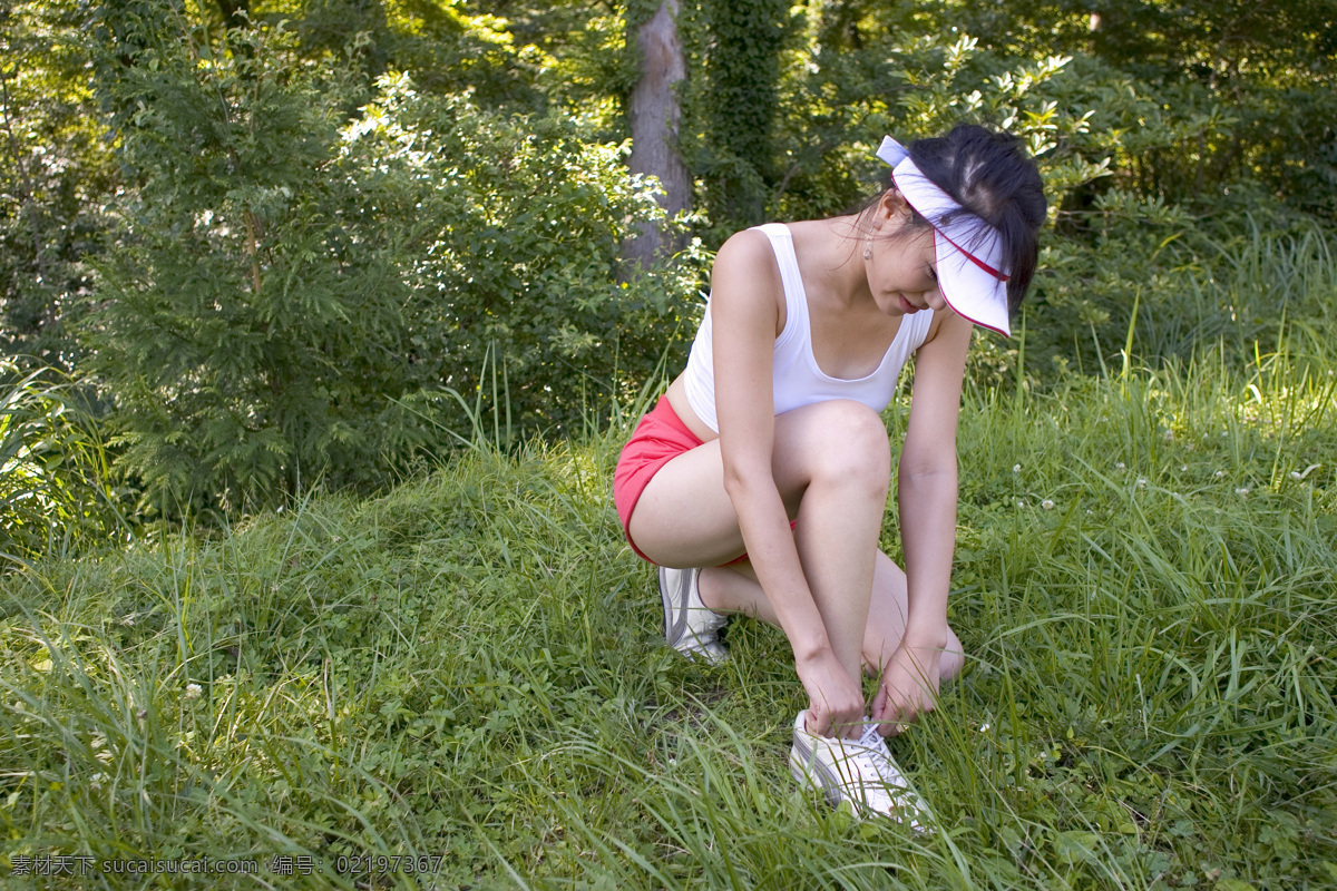 草地 上 系 鞋带 美女图片 户外健身 户外运动 女性 美女 健身 运动 蹲着 系鞋带 户外 树林 运动员 生活人物 人物图片