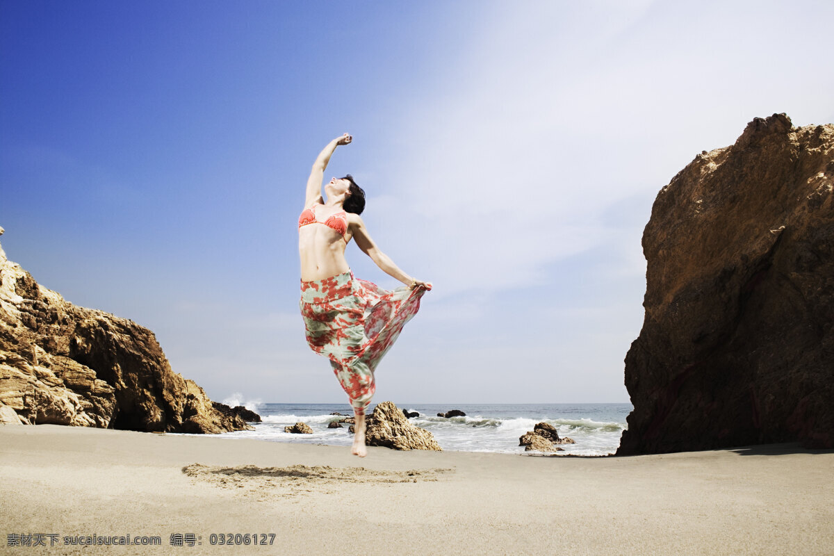 比基尼 长裙 海滩 活力 女人 女性女人 女子 人物图库 跳跃 运动 沙滩 愉悦 肖像 舞者 赤脚 人像 舞蹈 psd源文件