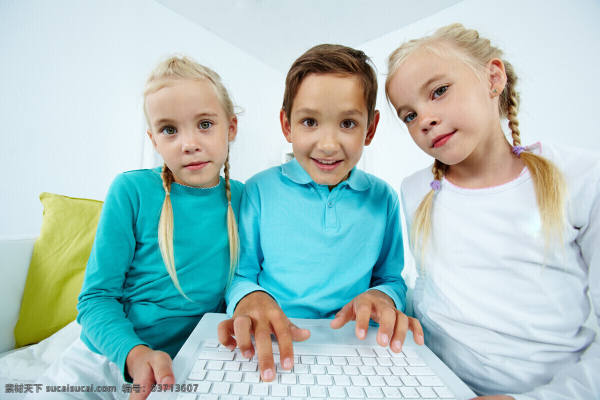 学习 电脑 小学生 学生 儿童 学电脑 小女生 小男生 外国小学生 读书 儿童幼儿 人物图库 儿童图片 人物图片