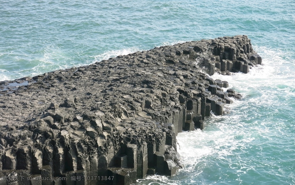 柱状节理带 柱状 海边 岩石 浪 海水 韩国 济州岛 海 岸边 柱状岩石 自然景观 自然风景