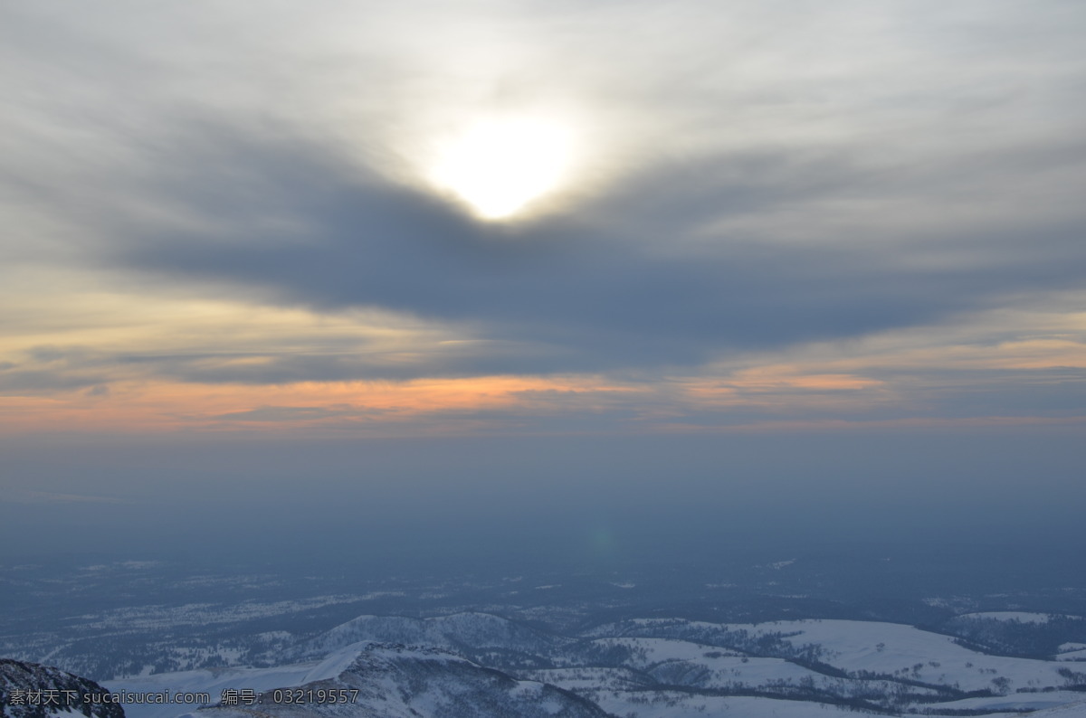 乌云 中 太阳光 乌云中太阳光 天际 霞光 雪山 美丽的大自然 自然景观 自然风景