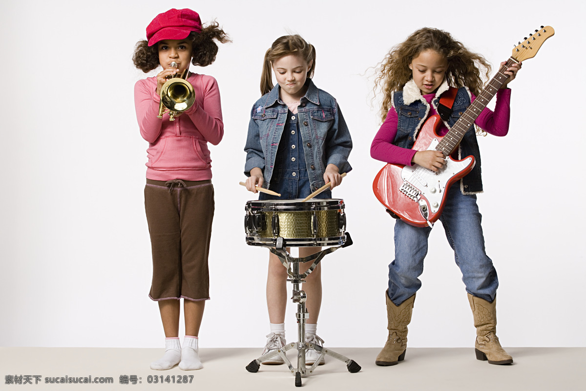 小学生 儿童 乐队 小乐队 儿童乐队 弹吉他 吹号 敲鼓 孩子 小美女 漂亮小女孩 小学生主题 儿童幼儿 人物图库