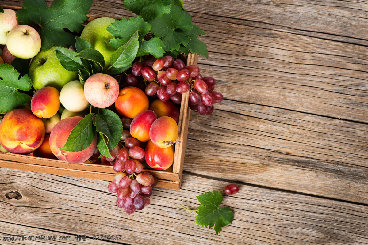 木板 上 堆 水果 桃子 苹果 葡萄 提子 新鲜水果 水果摄影 果实 水果蔬菜 餐饮美食 水果图片