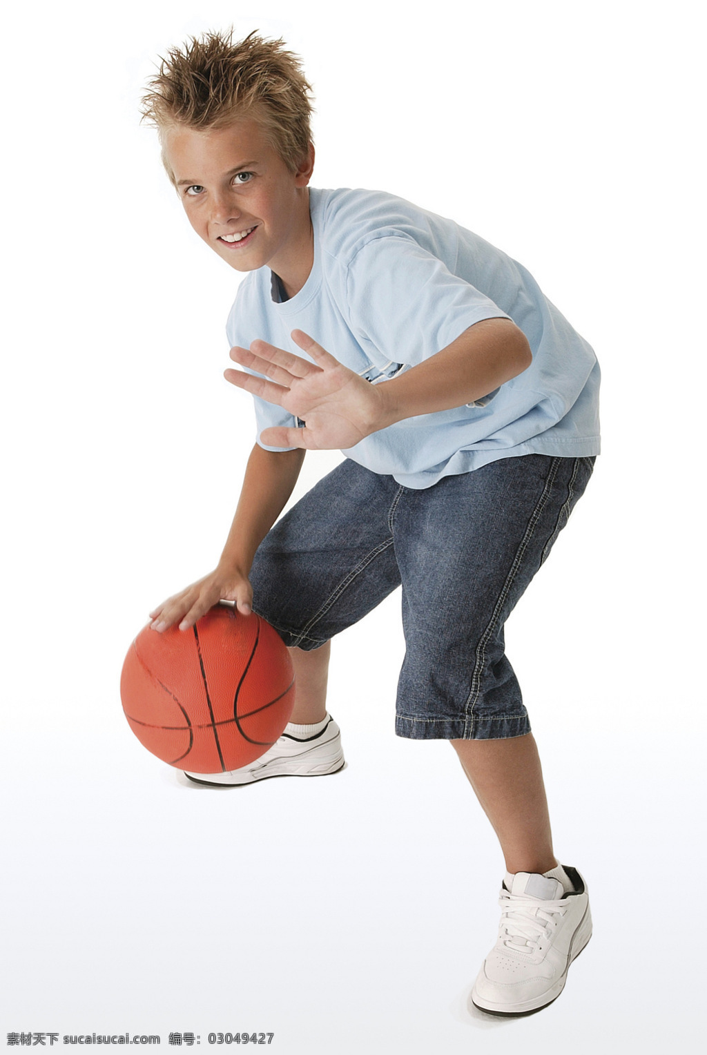 打球 儿童幼儿 高兴 孩子 篮球 人物图库 玩 孩子玩篮球 玩球 阻挡 外国孩子 外国篮球 psd源文件