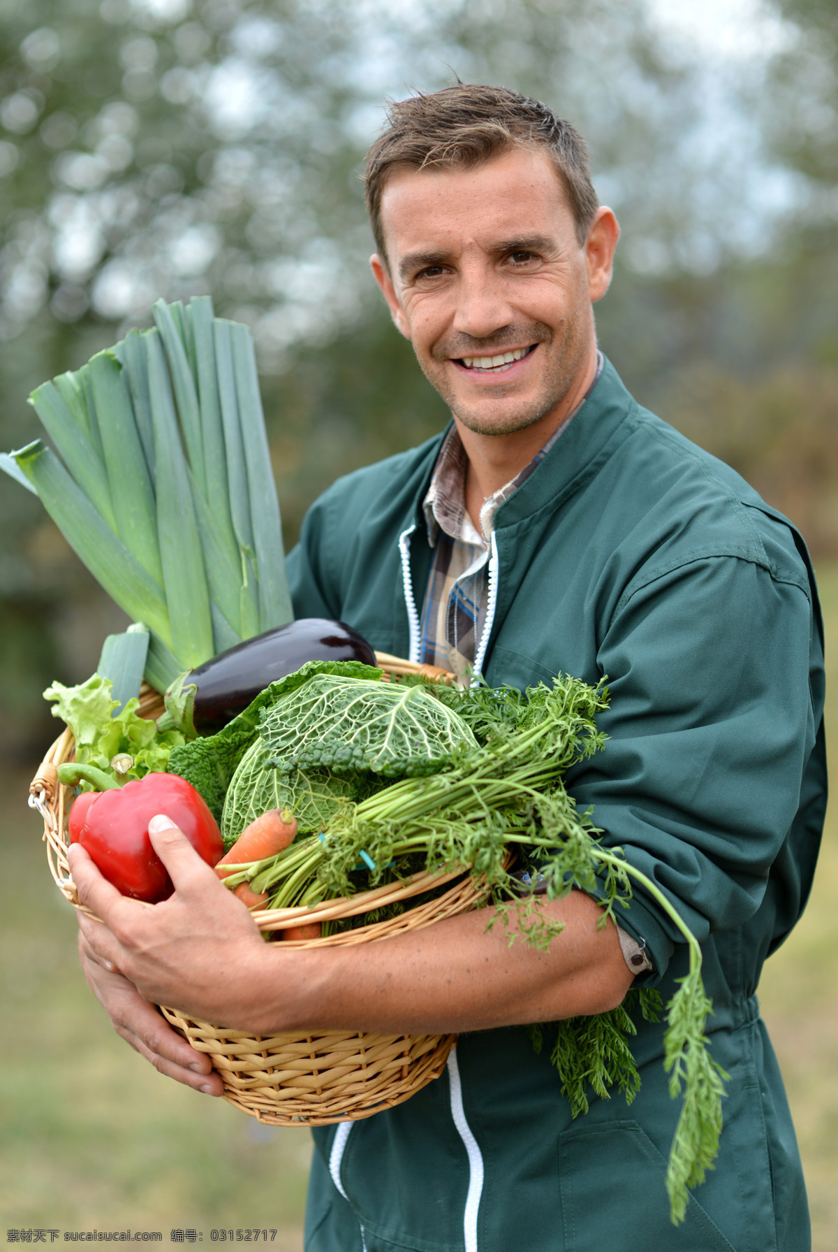 抱 新鲜 蔬菜 男人 男性 竹篮 职业人物 农民 生活人物 人物图片
