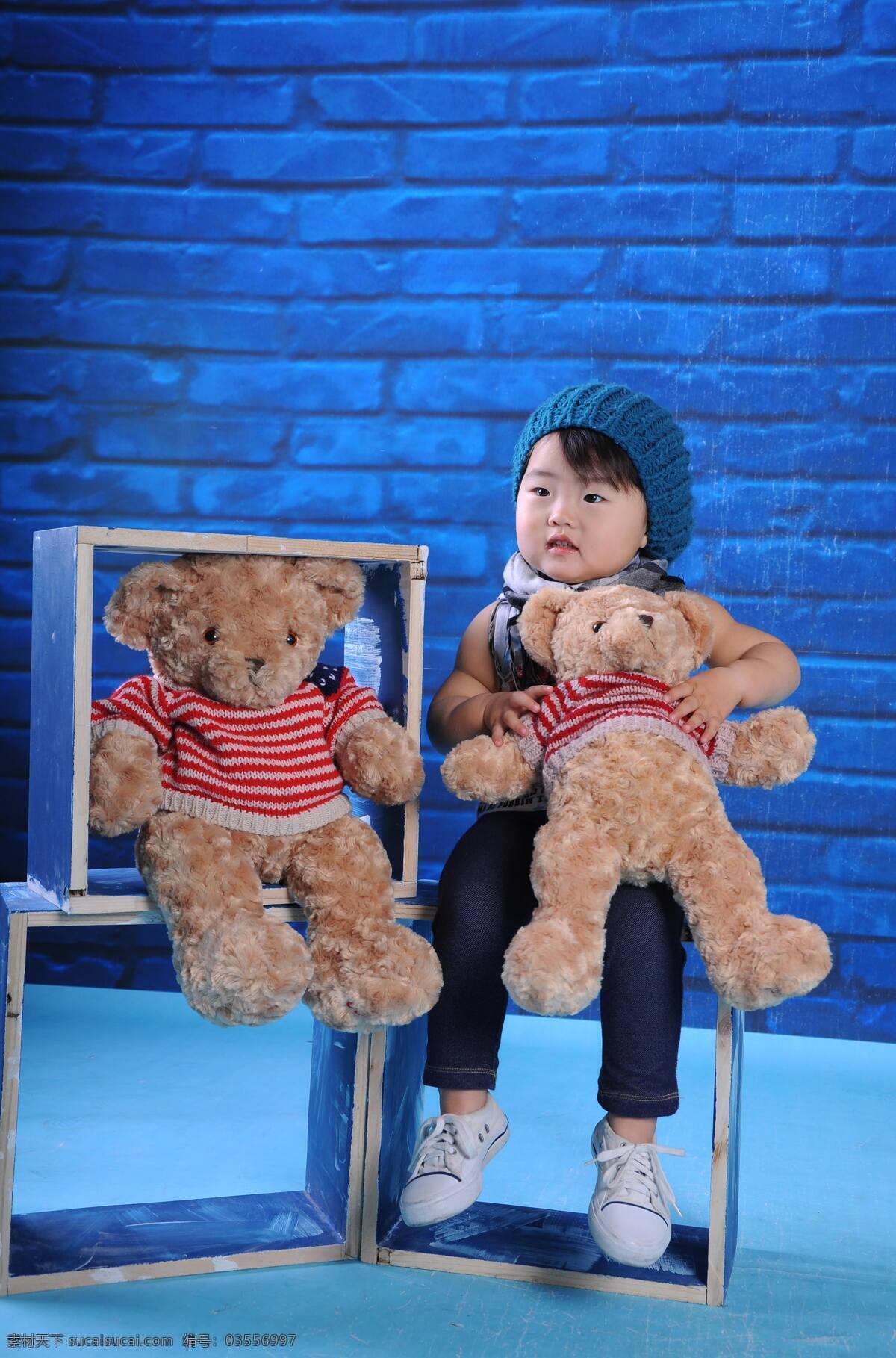 儿童幼儿 可爱 可爱宝宝 可爱宝贝 可爱美女 蓝色系 人物图库 蓝色 系 宝宝 两只小熊 毛茸茸 玩具