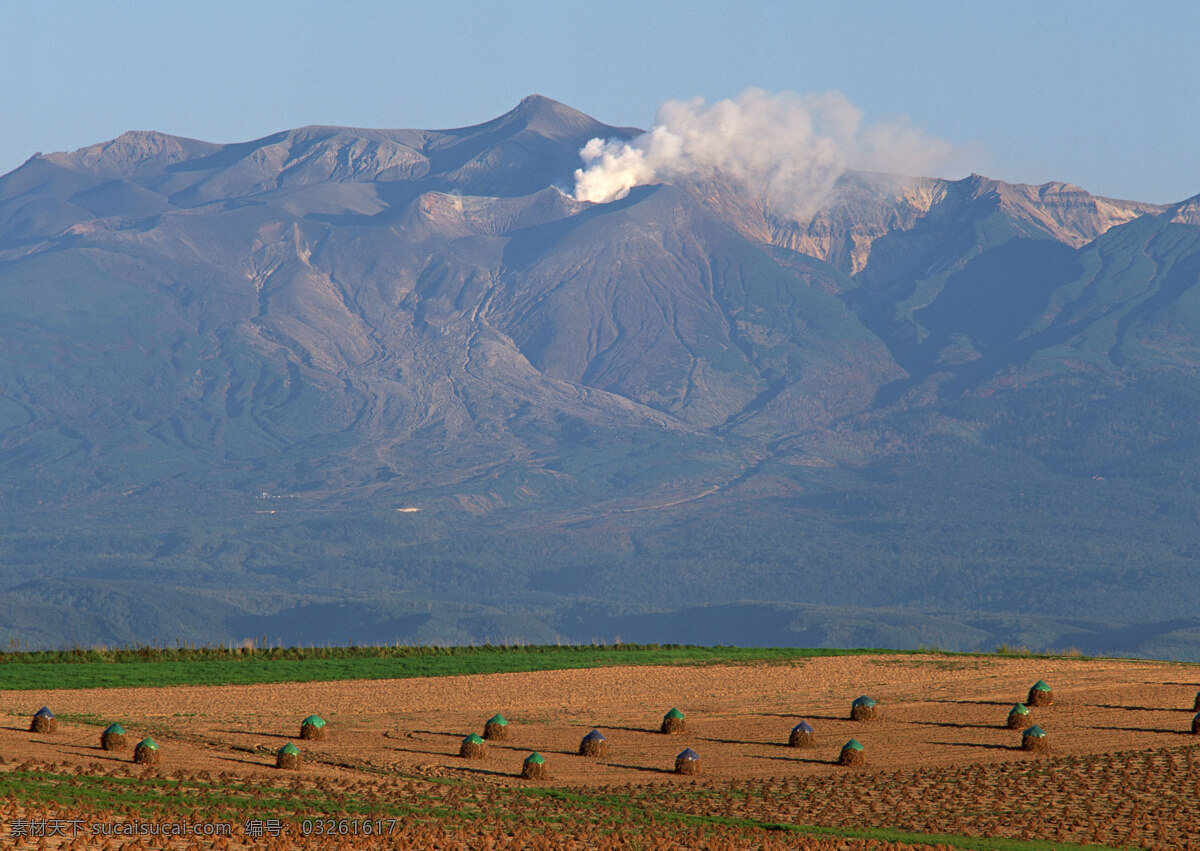 田园 山峰 四季风景 美丽风景 美景 自然景色 树木 田园风光 一望无垠 天空 火山 草垛 风景图片