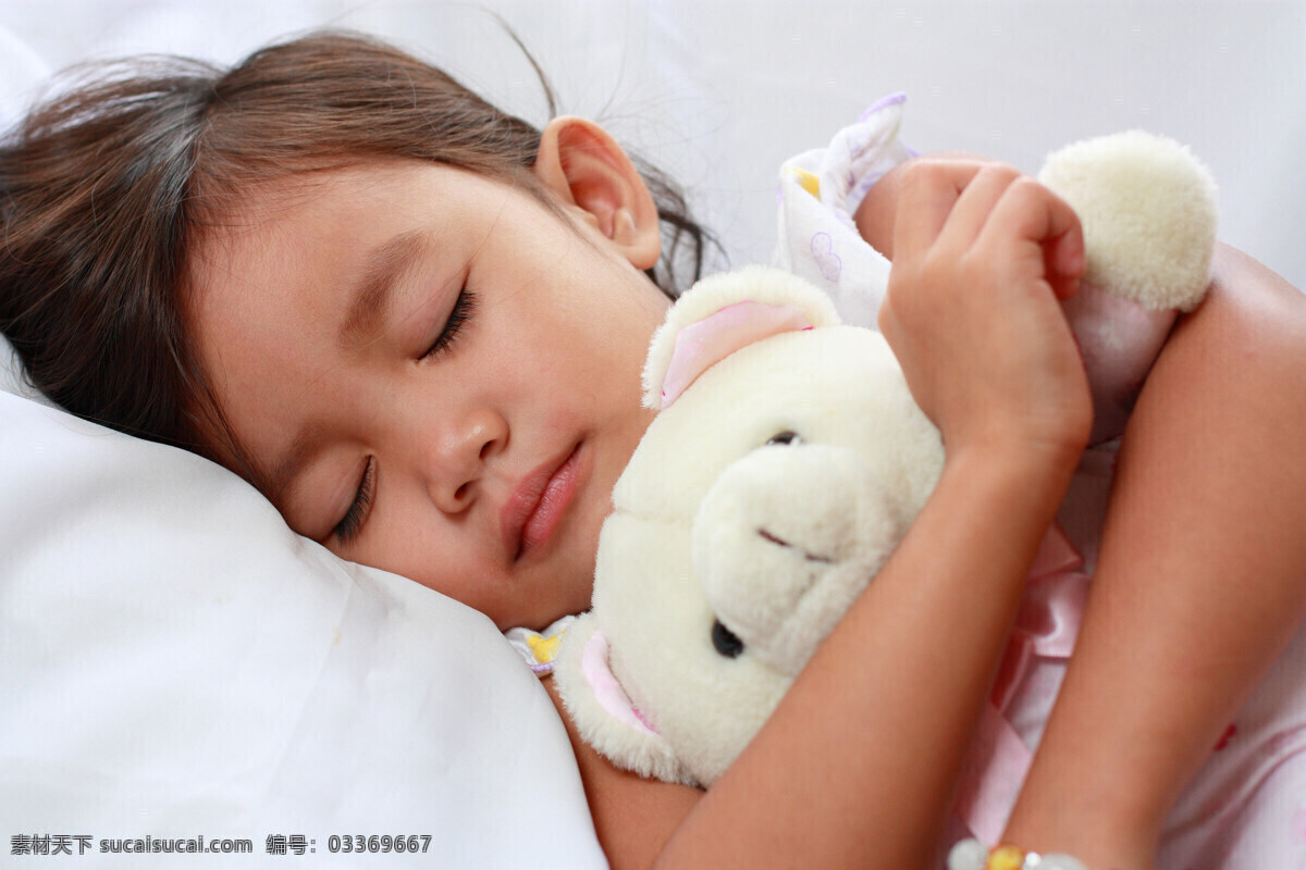 抱 玩具 睡觉 外国 女孩 外国人 人物 外国女孩 儿童图片 人物图片