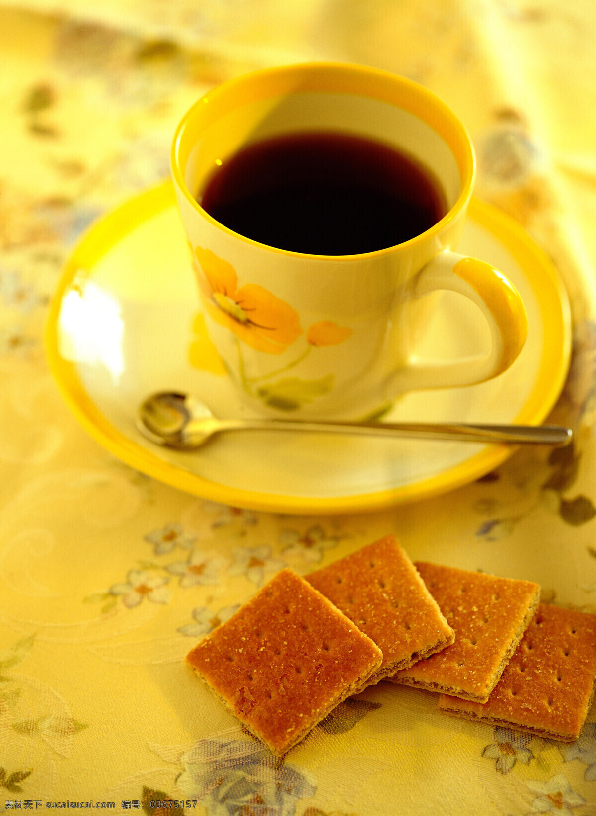 一杯 咖啡 旁 饼干 桌布 花纹 桌子 冰块 块 几块 四块饼干 杯子 一杯咖啡 咖啡杯 勺子 托盘 高清图片 咖啡图片 餐饮美食