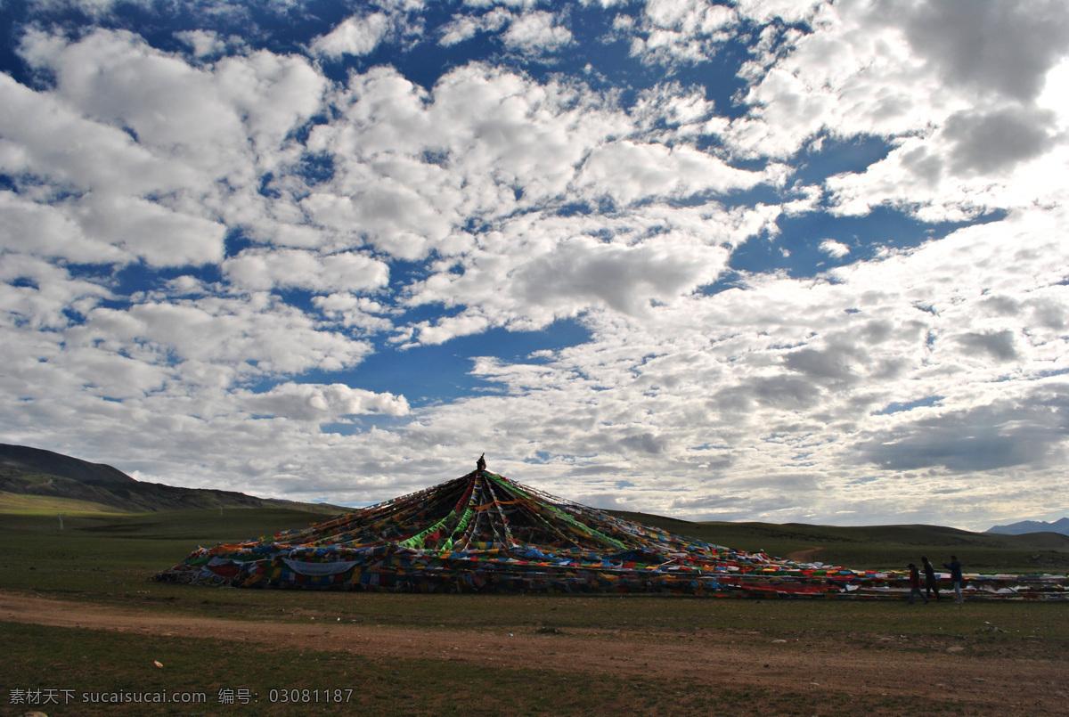 西藏 西藏山峦 西藏经番 西藏经文 西藏五彩哈达 西藏田园 西藏蓝天 西藏夏天 西藏光影 西藏高清图片 旅游摄影 国内旅游 高原 西藏风景 蓝天 白云 绿草地 自然景观 自然风景 灰色