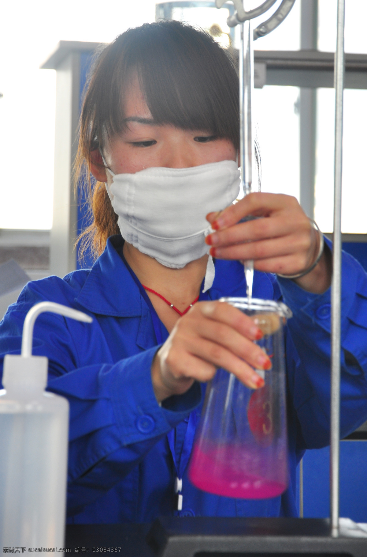 玻璃瓶 工人 工作 化工 化学 化学实验 技术 科学研究 实验 技工 人 蓝色 滴 容器 美女 现代科技 矢量图