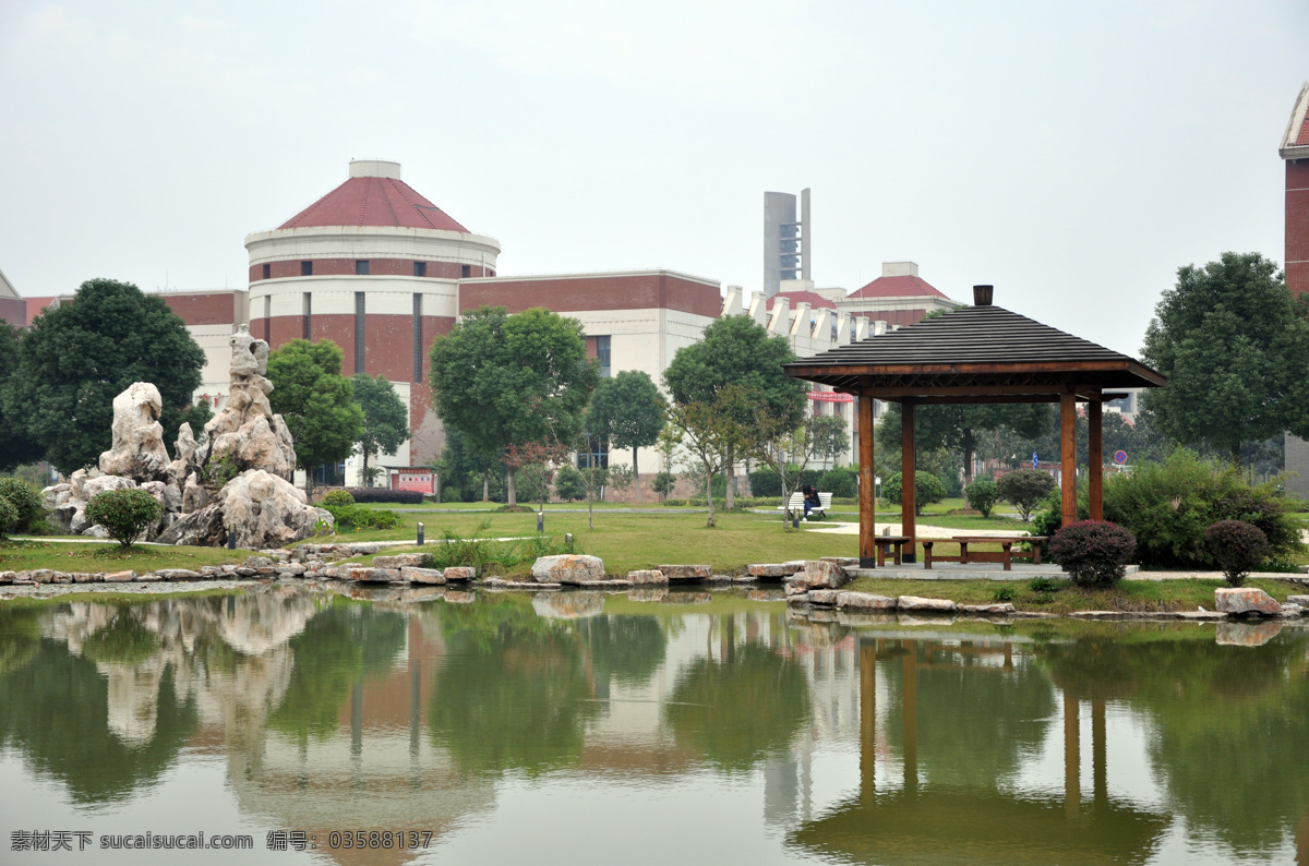 湖水 建筑景观 建筑物 建筑园林 行人 园林建筑 自然景观 学院 湖畔 学院的湖畔 中国 传媒 大学 南广 南广学院 海报 宣传海报 宣传单 彩页 dm