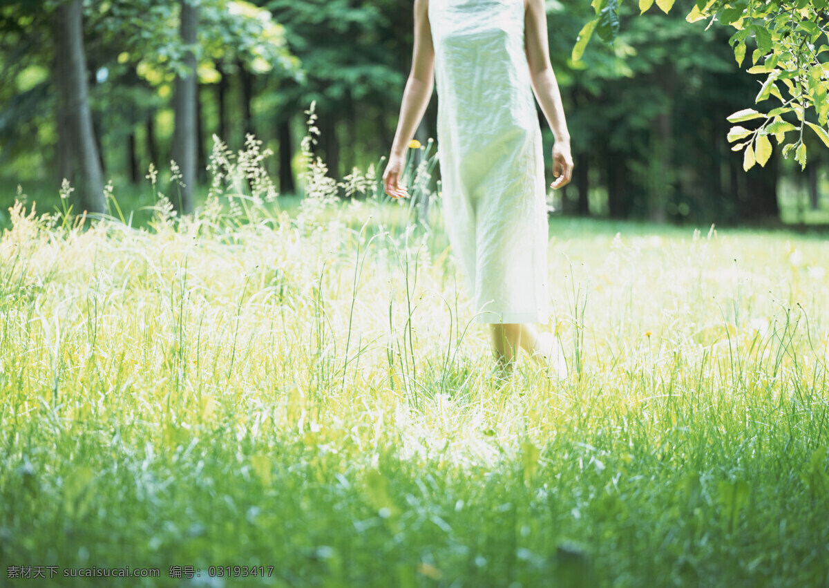 行走 草丛 中 女性 假日 休闲 干净 明媚 户外 旅行 人物 意境 唯美 白色连衣裙 美女图片 人物图片