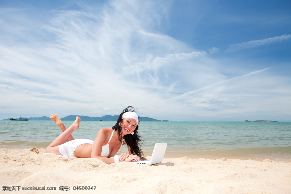 趴在 沙滩 上上网 时尚 美女图片 女人与电脑 度假 悠闲 休闲 美女 海边 惬意 沟通 高清图片 人物图片