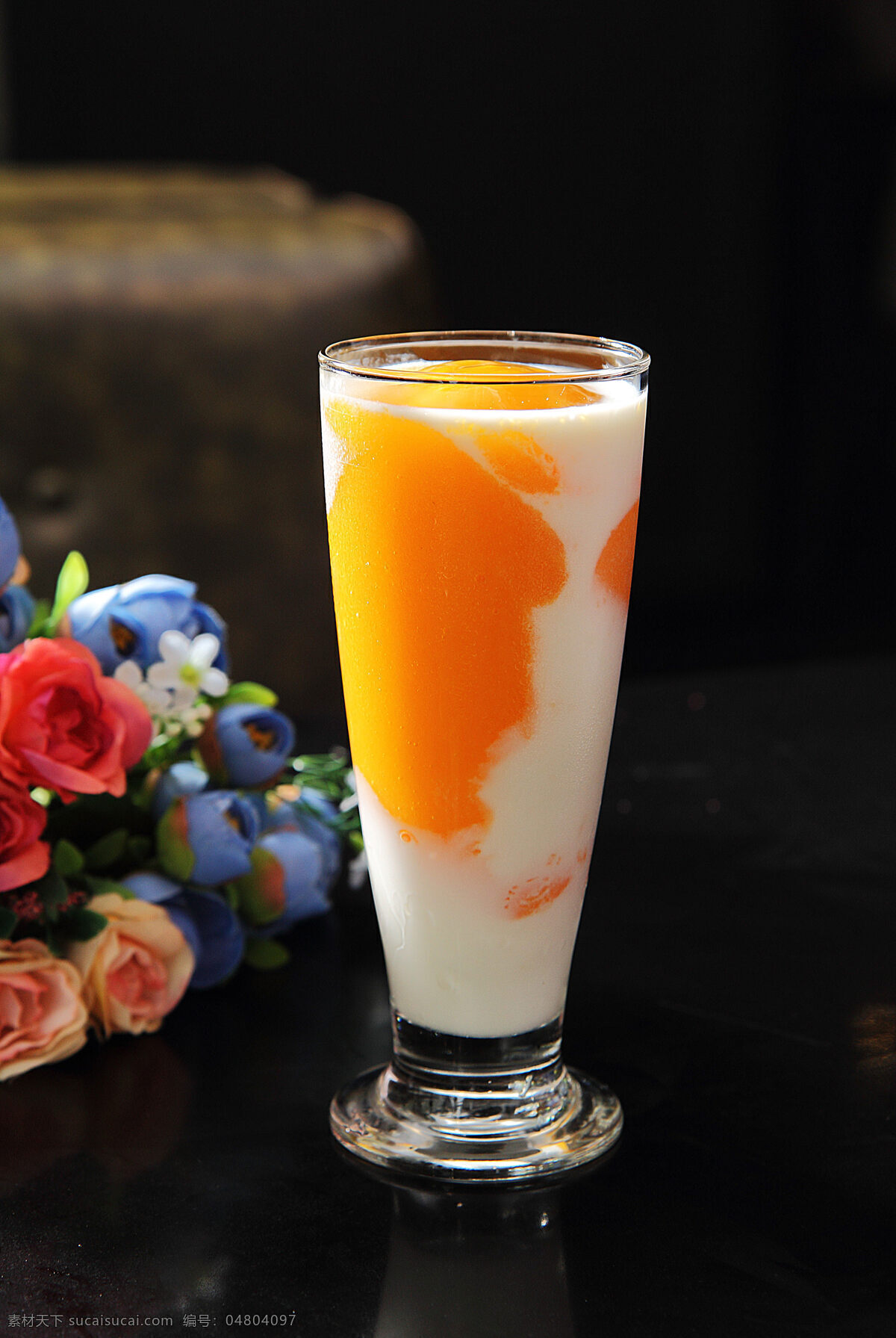 芒果鲜奶 芒果 椰奶 饮品 红色 白色 鲜花 玻璃杯 美味 餐饮美食 饮料酒水