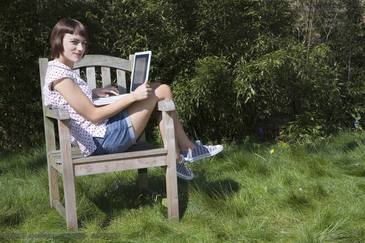 凳子 上 美女图片 人物 美女 青年 草地 树 笔记本电脑 生活人物 人物图片