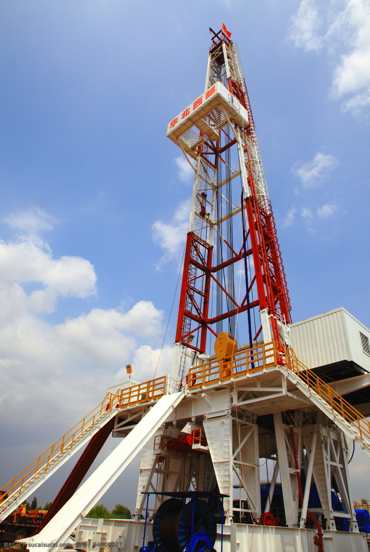 钻塔 石油 天然气 气田 勘探 机械 设备 钻机 鄂尔多斯漠 蓝天 白云 工业生产 现代科技