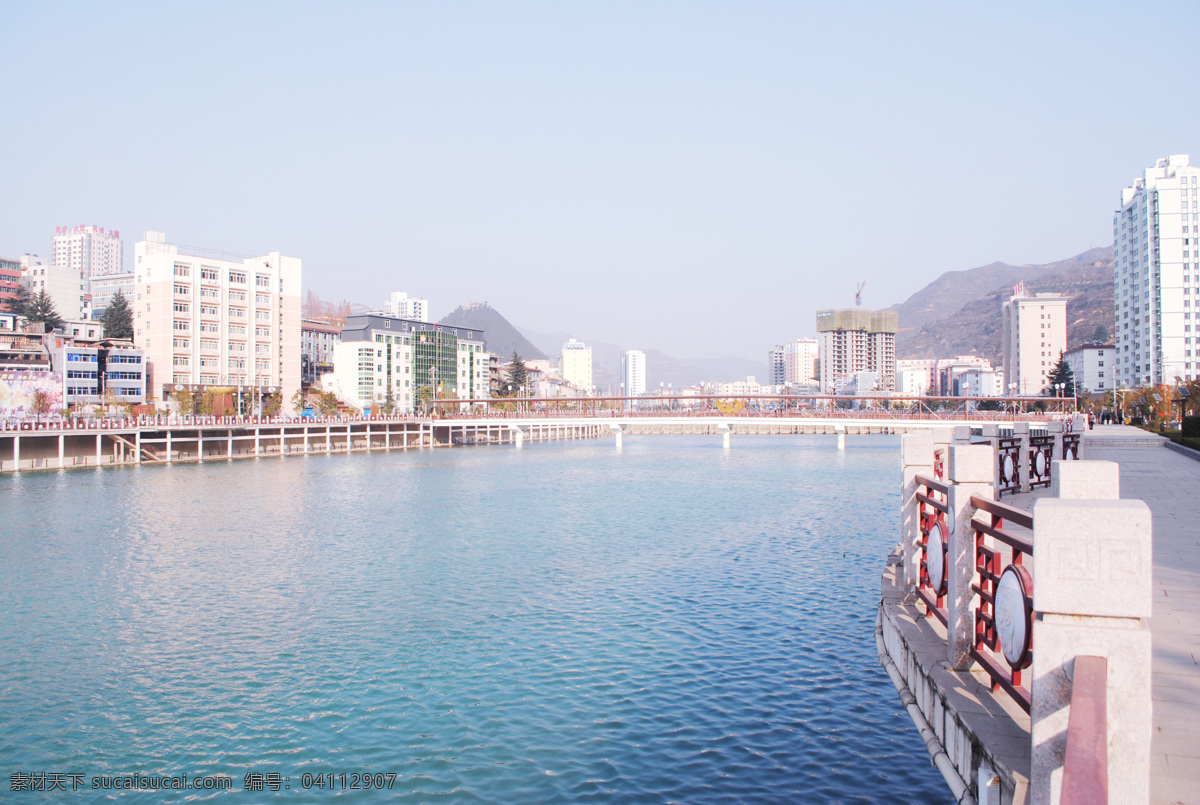 城市 河畔 大楼 大山 风景 河流 河水 建筑 建筑景观 城市河畔 桥 天空 楼盘 自然景观 矢量图 建筑家居