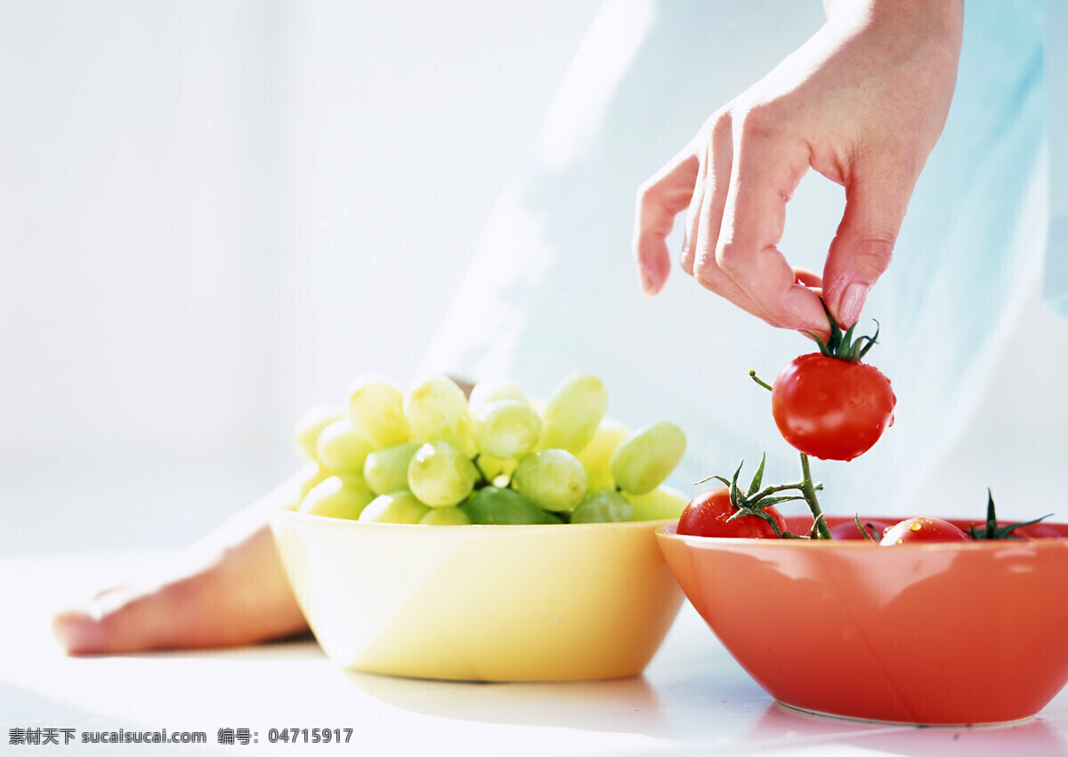 吃水果 水果 手 葡萄 西红柿 碗 享受生活 阳光 人物图库 女性女人 摄影图库