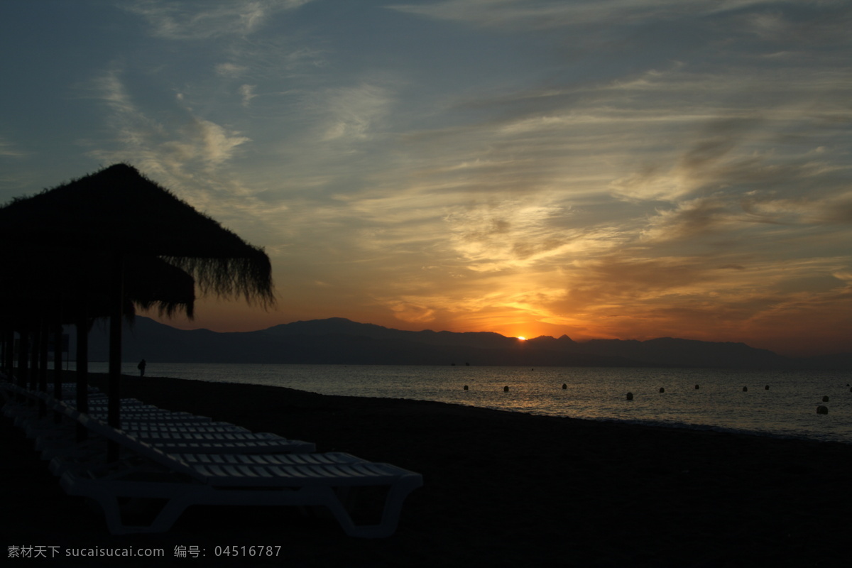 度假村 傍晚 海边 海滩 旅游摄影 夕阳 自然风景 度假村的傍晚 落日美景 茅草房屋 psd源文件