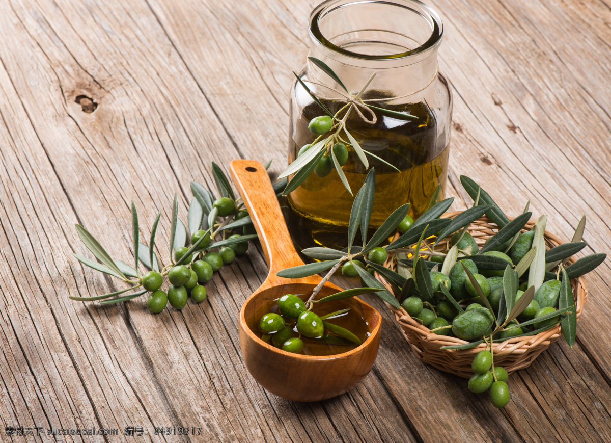 木板 上 橄榄 橄榄油 食用油 木板背景 橄榄果实 色拉油 油瓶 油壶 食材原料 餐饮美食