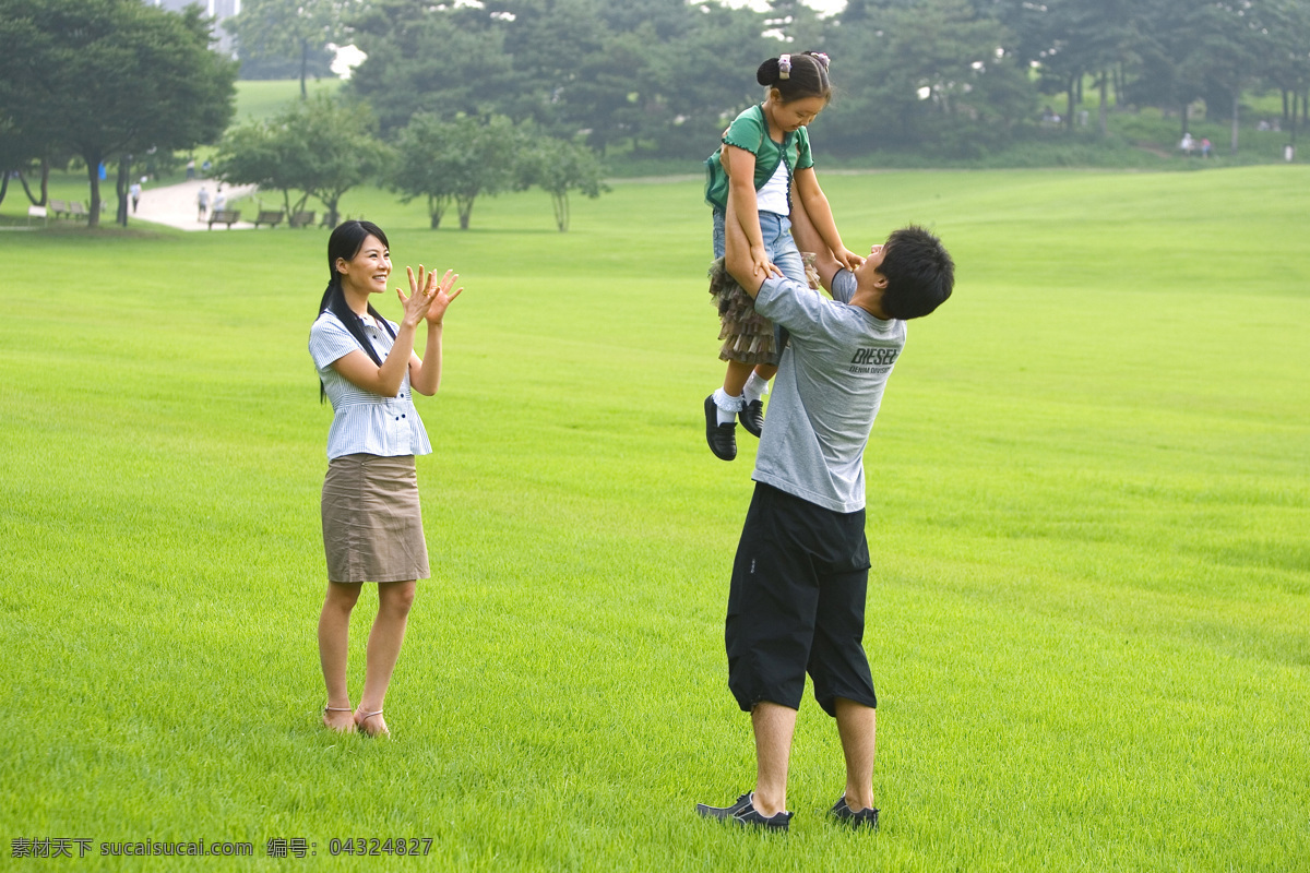 草地 上 一家 三口 中国家庭 家庭人物 爸爸 妈妈 父母 孩子 儿童 小女孩 和谐 站着 公园 高高举起 拍手 开心 微笑 温馨家庭 幸福 生活人物 人物图片