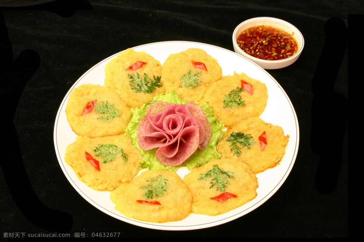 土豆饼 蘸酱 油炸 中华美食 美味 熟菜 鲜花 装饰 盘子 餐饮美食 传统美食 摄影图库