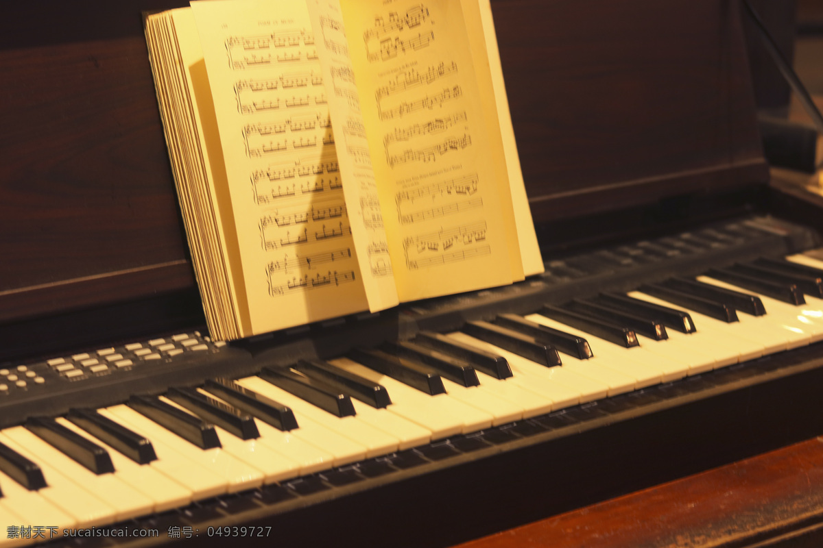复古色调钢琴 钢琴 琴谱 乐器 摄影图 实物摄影 生活百科 生活素材