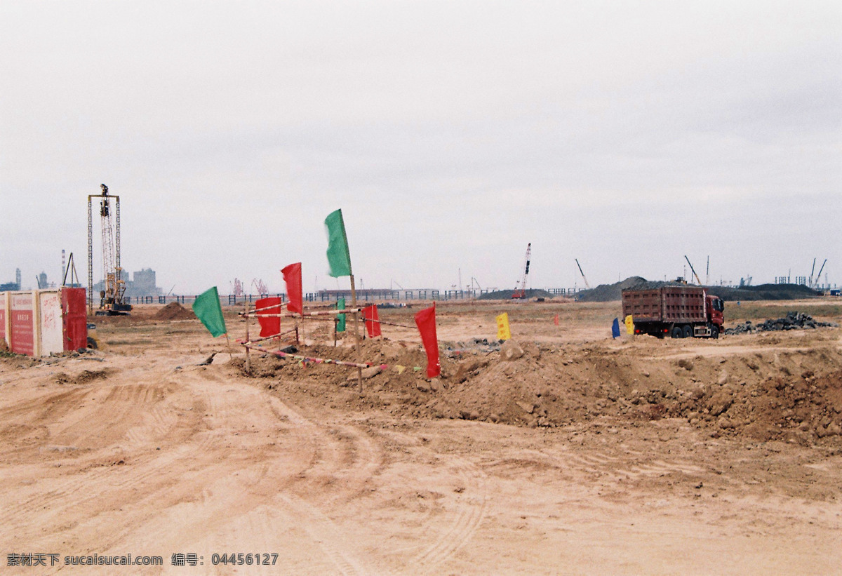 石化 工地 国内旅游 红旗 建筑工地 卡车 旅游摄影 石化工地 土路 红土 矢量图 现代科技