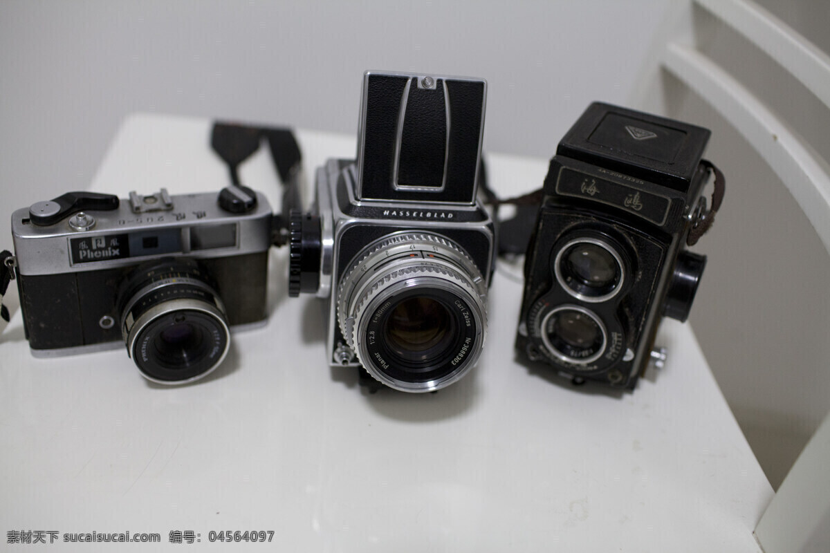 怀旧 老式相机 生活百科 数码家电 相机广告 影楼 桌子 老式 相机 并排 三个相机 相机宣传 胶片机 psd源文件