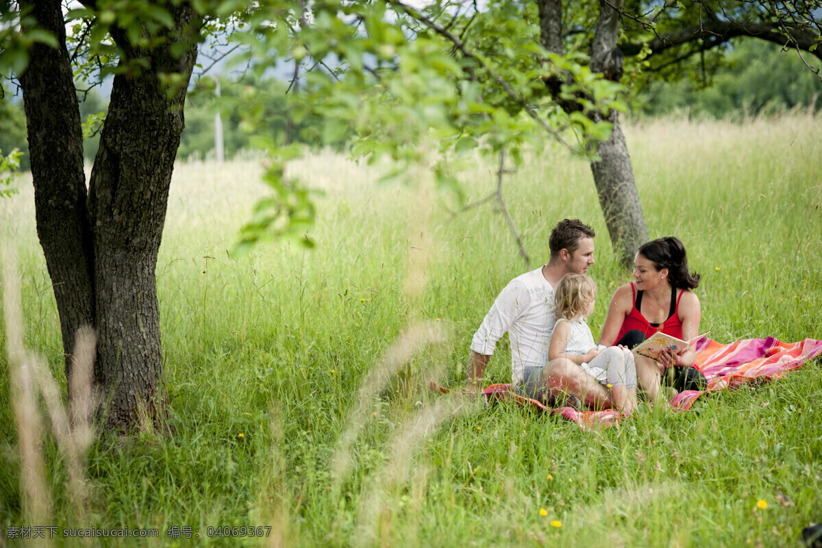草地 上 郊游 外国 一家 一家人 外国一家 幸福一家 野餐 野花 树 树叶 人物摄影 生活人物 人物图片