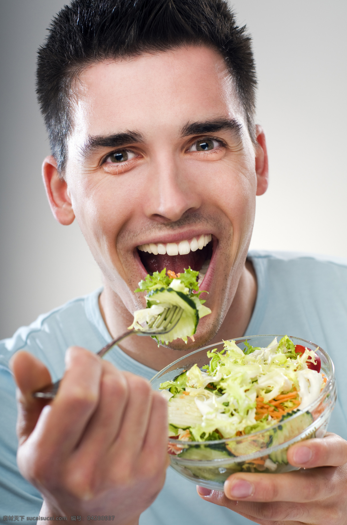 吃 水果 蔬菜 外国 男人 外国男性 节食 减肥 瘦身 健康男性 健康饮食 生活人物 人物图片