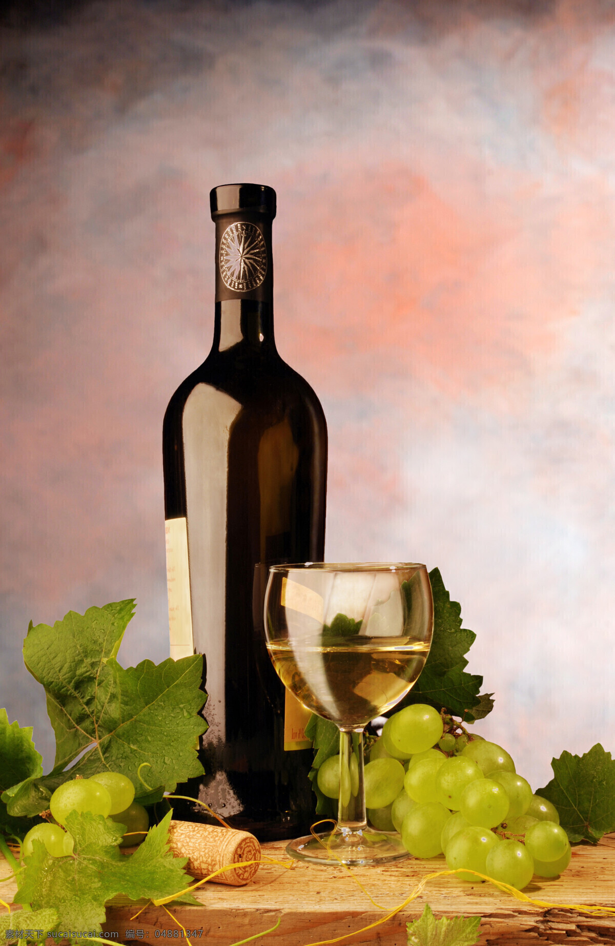 葡萄与酒杯 水果 葡萄 木板 酒杯 红酒 葡萄叶 水果蔬菜 餐饮美食 黑色