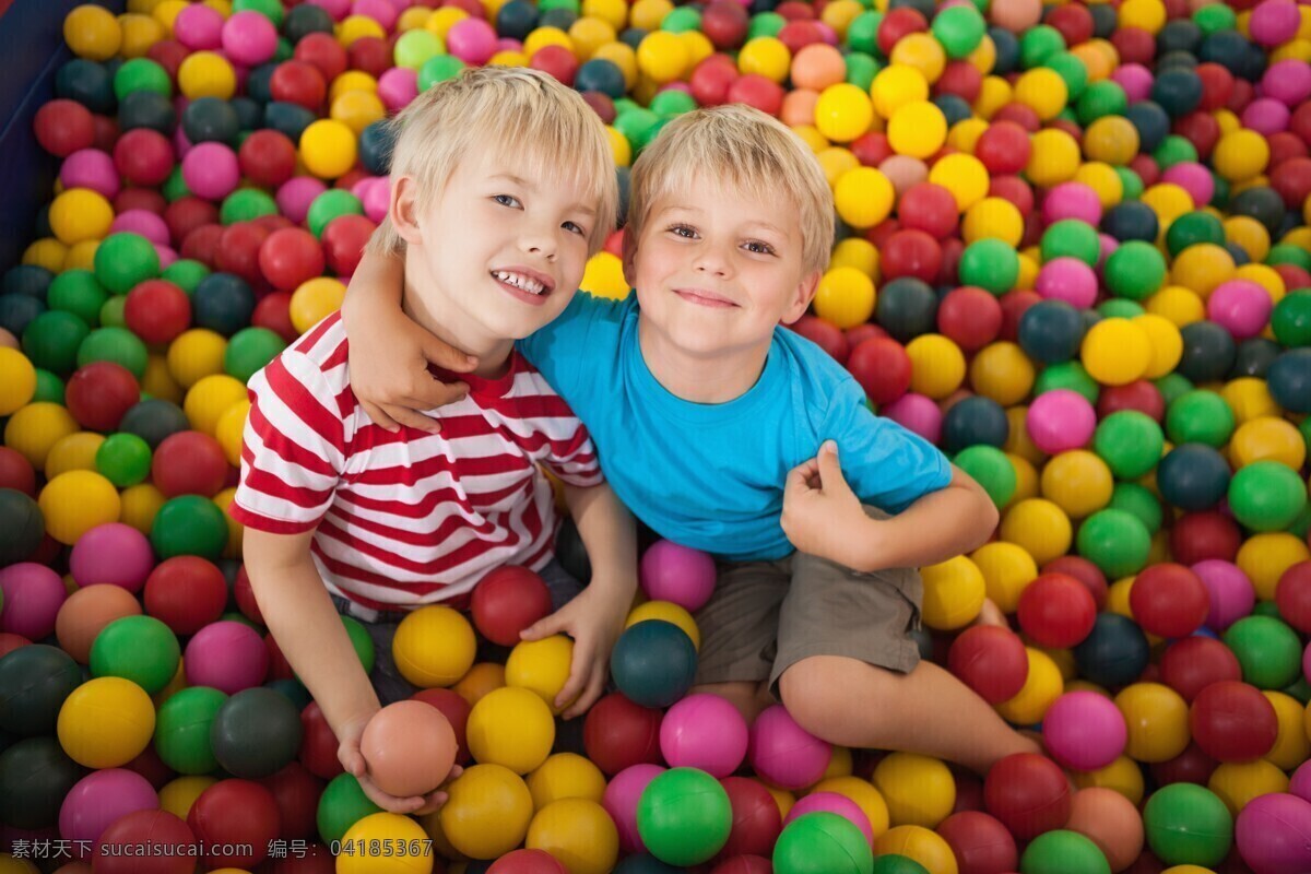 坐在 彩色 球 里 小 男孩 彩色球 小男孩 快乐的儿童 小朋友 快乐儿童 儿童幼儿 儿童摄影 儿童图片 人物图片