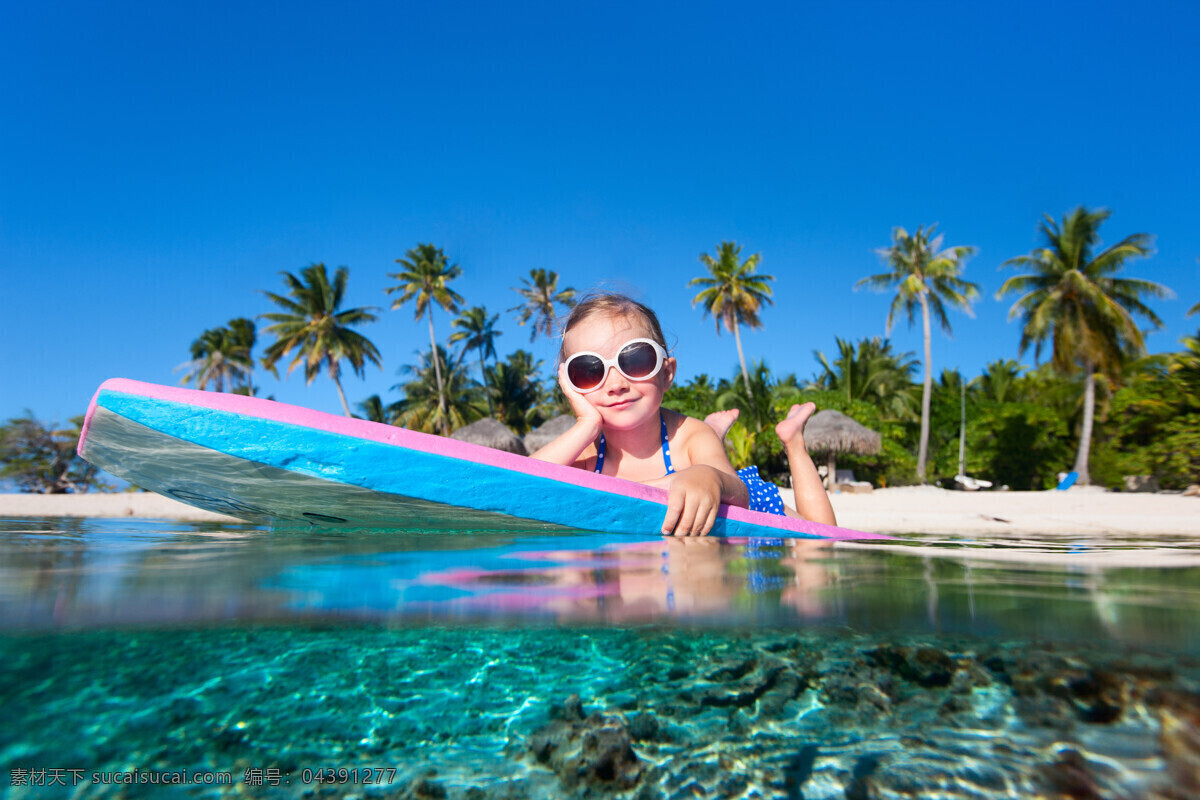 蓝天 上 女孩 外国女孩 水纹 椰树 墨镜 沙滩 生活人物 人物图片
