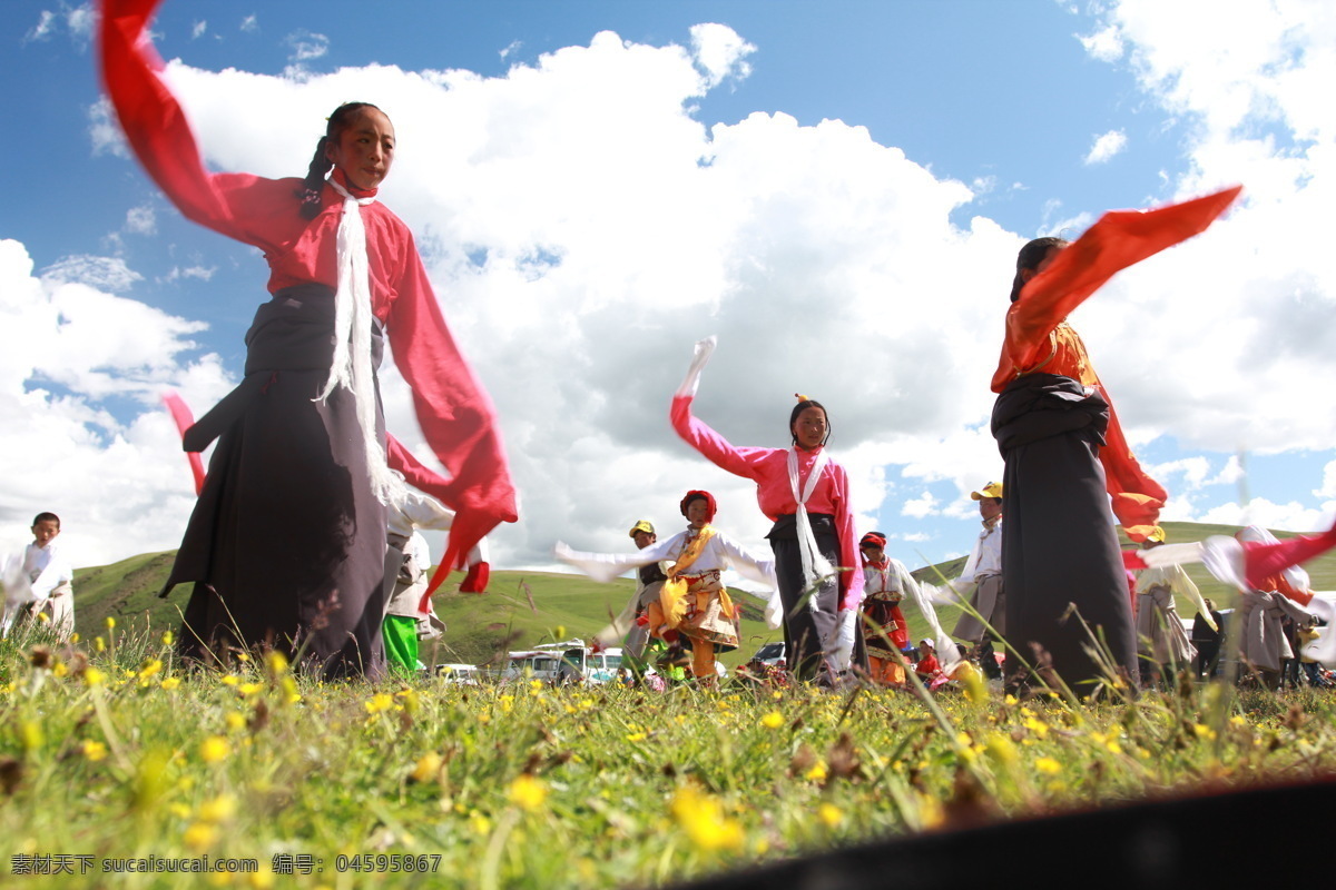 玉树 孩子 草原 高兴 欢迎 蓝天白云 庆典 文化艺术 舞蹈 玉树孩子 藏族舞蹈 孩子跳舞 舞蹈音乐 psd源文件