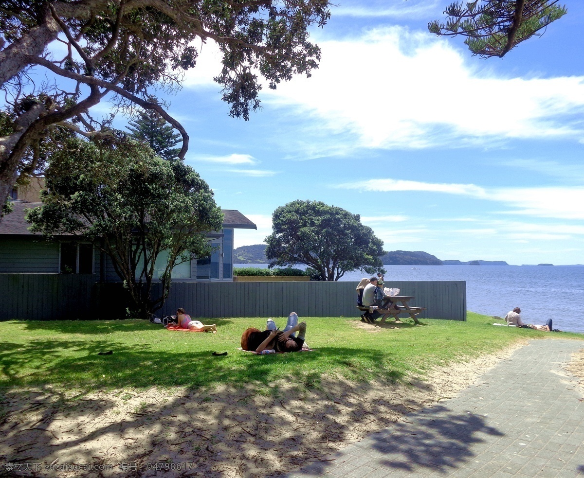 新西兰 海滨 风景 蓝天 白云 远山 大海 海水 海岸 建筑 更衣室 绿树 绿地 草地 游人 日光浴 风光 旅游摄影 国外旅游