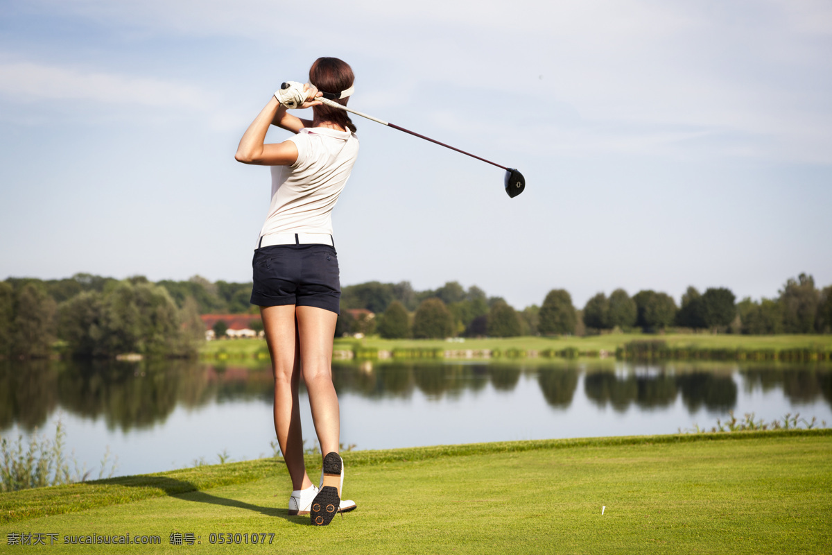 高尔夫球 女人 美女 球场 绿地 草地 运动员 高尔夫运动 体育运动 体育项目 生活百科