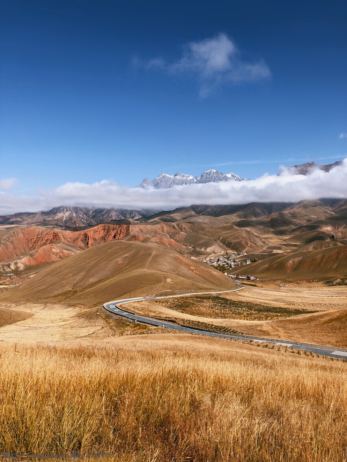 天空 蓝色 山峰 草 金色 白云 高山 蓝天 山叠山 自然风景 大山 远山 背景 高清 自然景观 山水风景