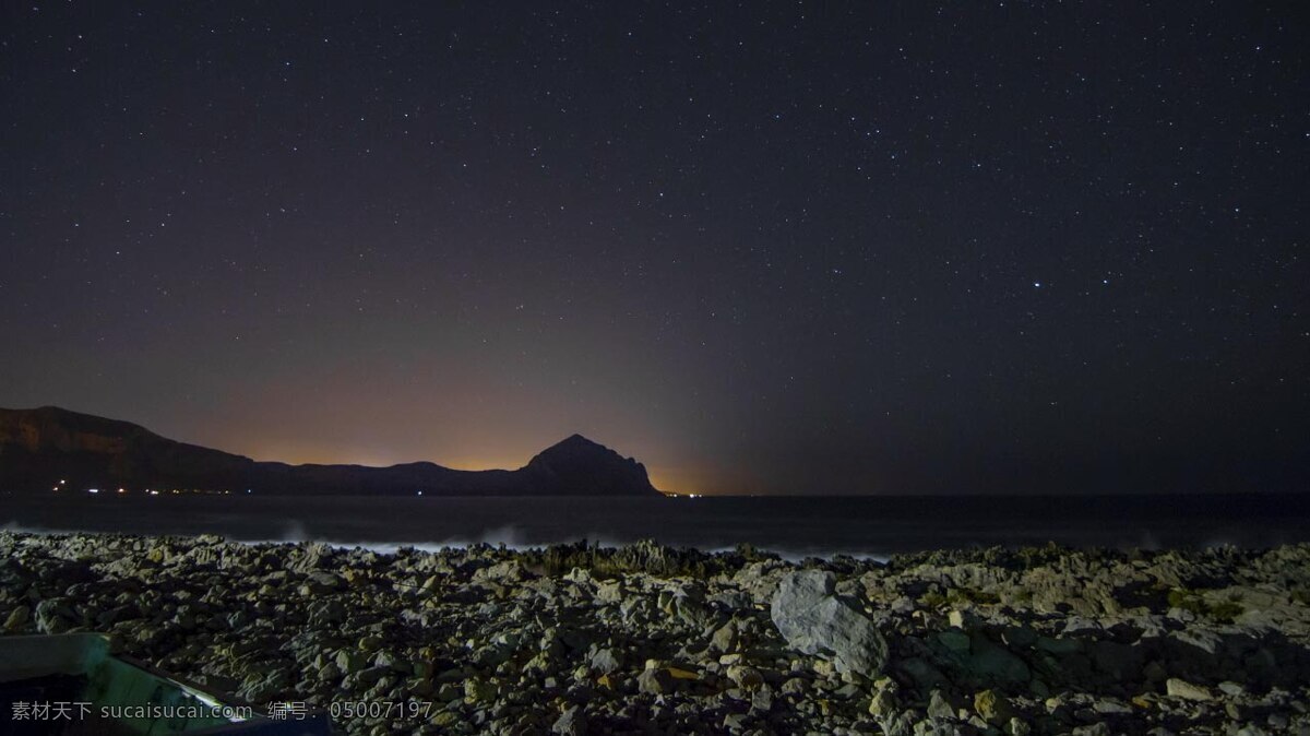 岩石 海岸 船 mountains 景观 自然 延时 时间流逝 时光倒流 夜 星星 海 多石的 山 镇 城市 多莉 滑块 移动拍摄 滑动镜头 摄影机的运动 地中海 欧洲 意大利 西西里岛 圣维托角 monte 科法 诺