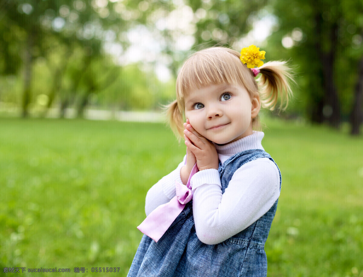 可爱 女孩 草地 花朵 野外 儿童 天真 玩耍 国外儿童 儿童摄影 人物 生活人物 儿童图片 人物图片