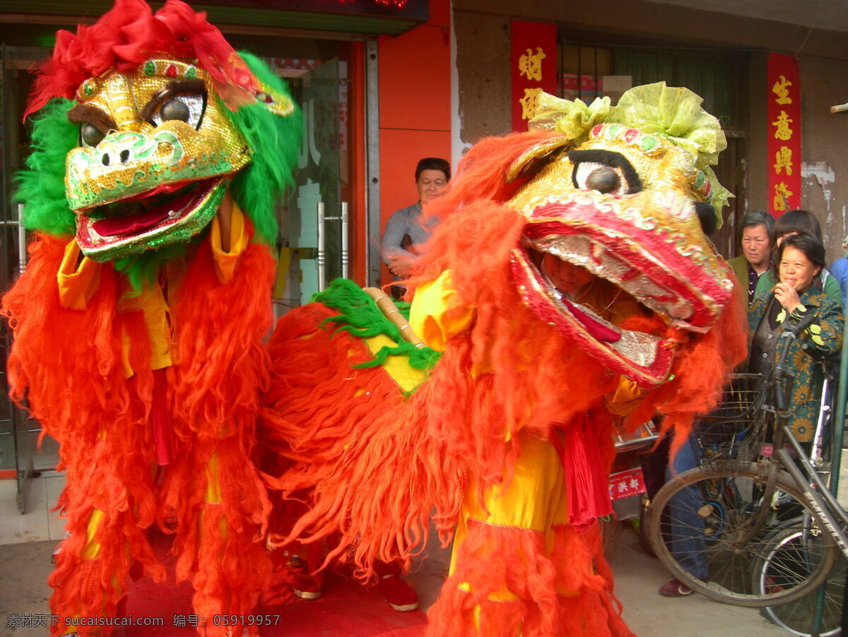 武狮 两个狮子 观众 门店 自行车 摩托车 红地毯 文化艺术 传统文化 摄影图库