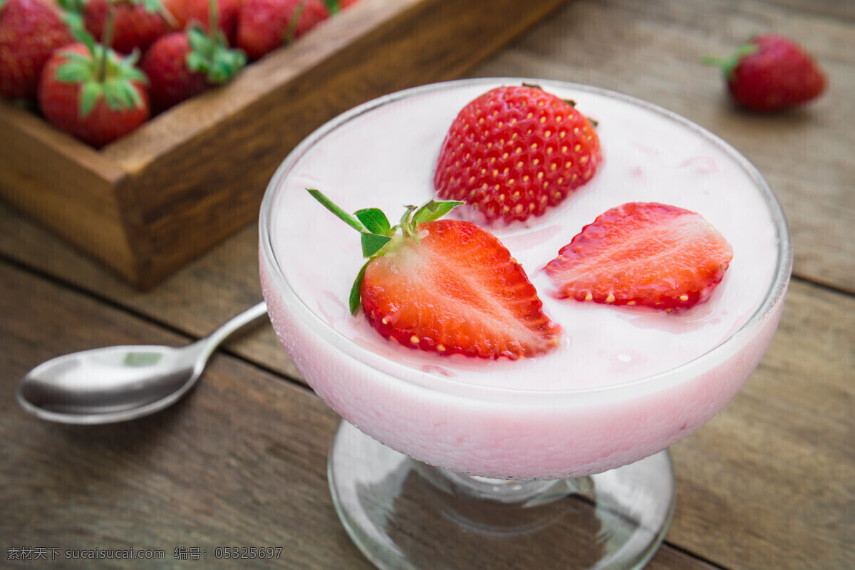草莓 酸奶 高清图片 木纹 勺子 新鲜 草莓酸奶 草莓奶昔