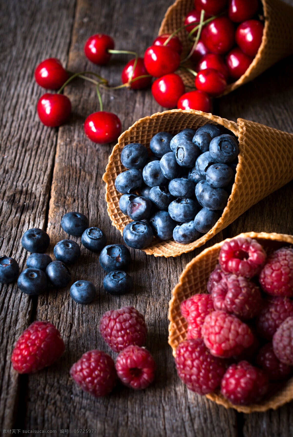 浆果类 新鲜水果 草莓 蓝莓 树莓 醋栗 美食 美味 水果篮 果篮 樱桃 果盘 油桃 桃子 水果拼盘 生物世界