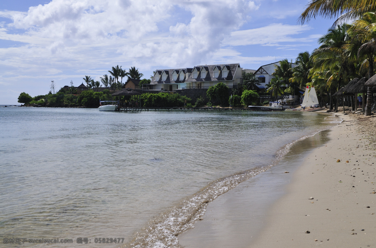 大海 度假村 国外旅游 海边 海边景色 海滨 海景房 海浪 毛里求斯 路易港 海滨度假村 景色 热带树林 沙滩 游船 度假村房屋 木桥 观景亭 茅草亭 躺椅 搁置的小船 蓝天白云 景色宜人 印度洋岛国 旅游胜地 南印度洋島國 毛里求斯風光 旅游摄影 风景 生活 旅游餐饮