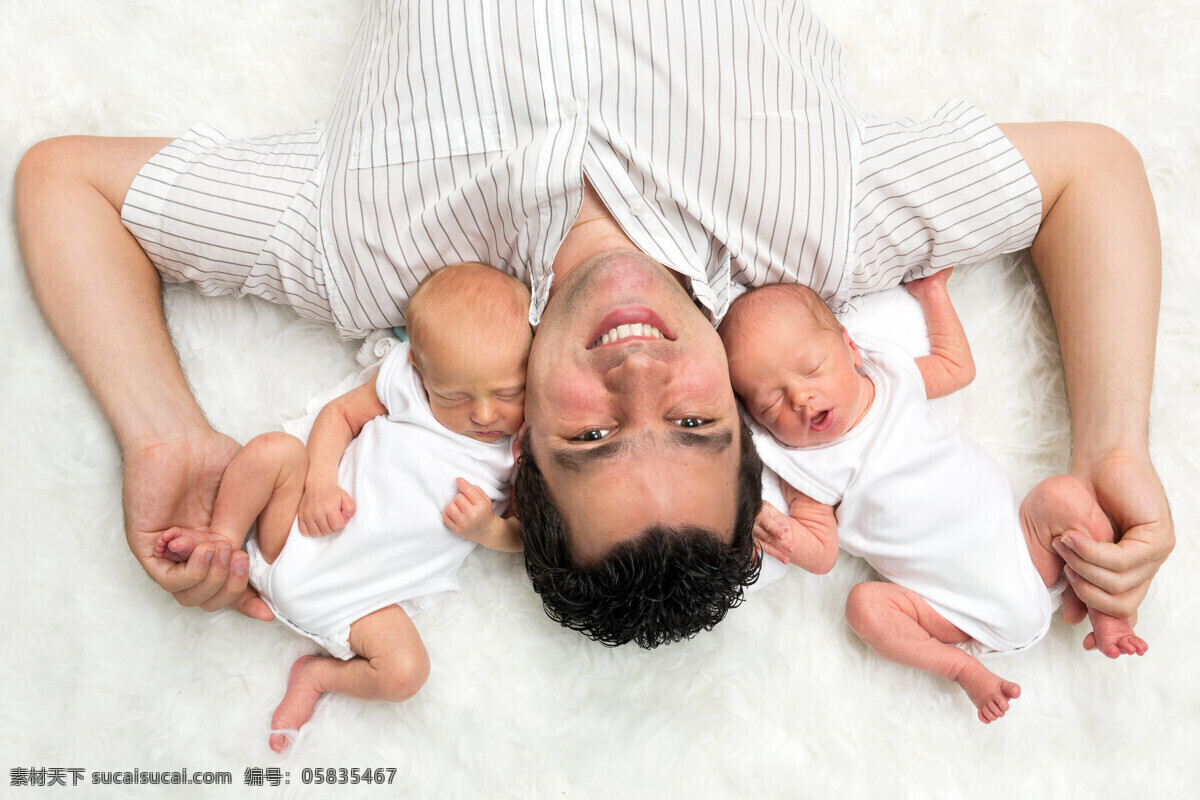夹 婴儿 中间 男人 开心幸福 家庭 一家人 爸爸 宝宝 生活人物 人物图片